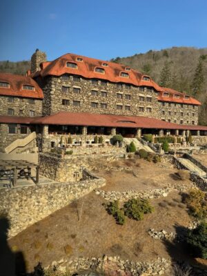 Malin Åkerman Instagram - What a magical place! @omnigrovepark @howelltalentrelations #groveparkinn #ashevillenc #attheomni