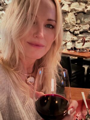 Malin Åkerman Instagram - What a magical place! @omnigrovepark @howelltalentrelations #groveparkinn #ashevillenc #attheomni