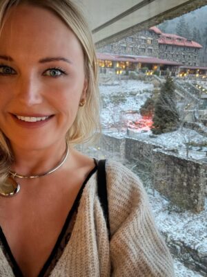 Malin Åkerman Instagram - What a magical place! @omnigrovepark @howelltalentrelations #groveparkinn #ashevillenc #attheomni