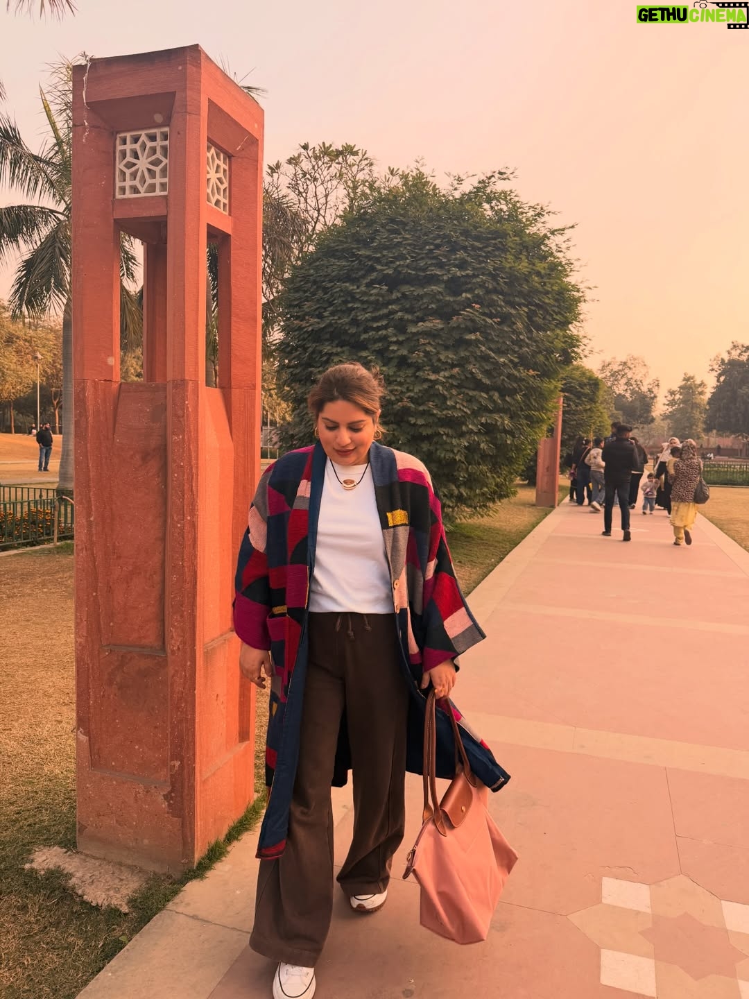 Mallika Dua - 7.4K Likes - 🌸🐊🖼️🫀👗🎨🧿