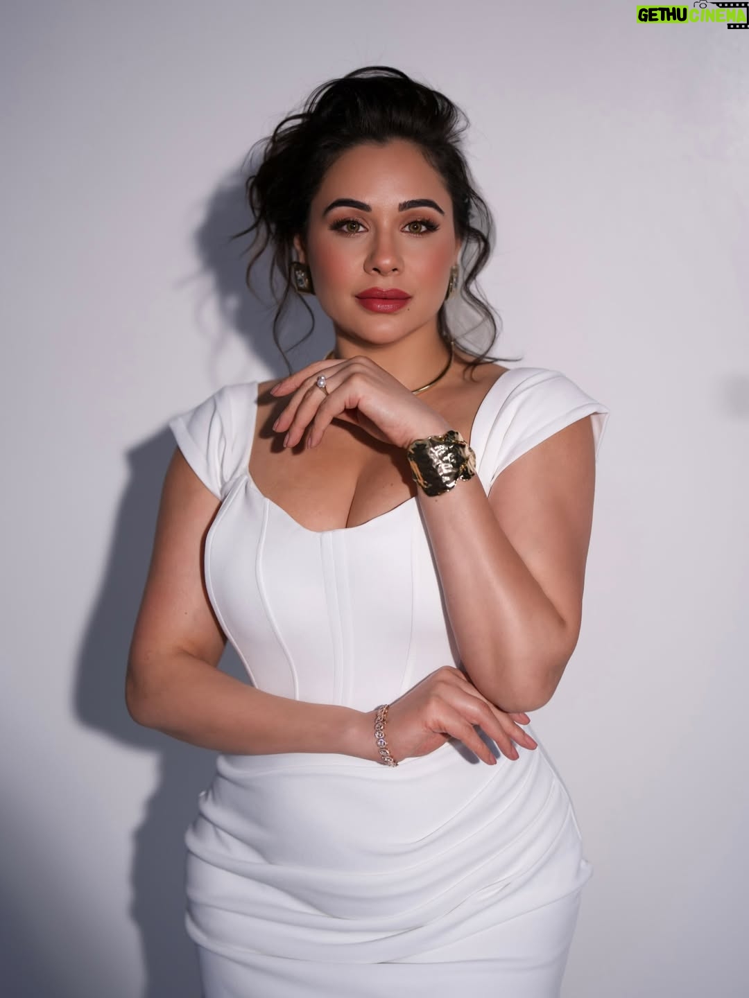 Mandy Takhar - 87.3K Likes - Yin energy Era reactivated 🤍 

Makeup @glambyharps 
hair @hairbysunil 
photography @filmsbytalha