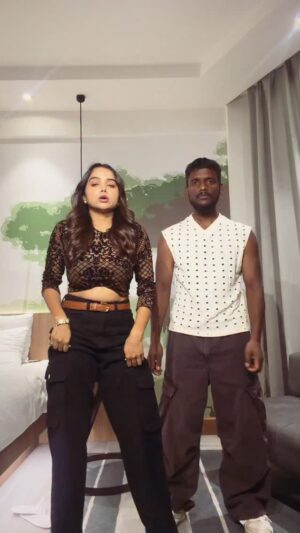Manisha Rani Instagram - Kaka chalo karte hai sabki saki Naka 😜🤣

#manisharani #trending #kaka
