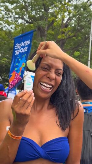 Márcia Fu Instagram - Eu fui pro bloquinho, puxei coro, dancei, suei, abracei geral… e minha pele? Plena. 💅✨
No meio do fervo eu já sabia: a Loção Facial Oil Control da @ceravebrasil não me abandona. Hidrata, controla a oleosidade e segura o glow do começo ao fim do bloco.
Porque eu entrego energia lá em cima, mas a pele continua equilibrada, hidratada e pronta pro after.
🎶 “Pele bem tratada e hidratada só com CeraVe, ô ô…” 🎶
#TragoSuaCaraMetade #CeraVeAwardsBR #CerAwards #CeraVeSkinCare #publicidade