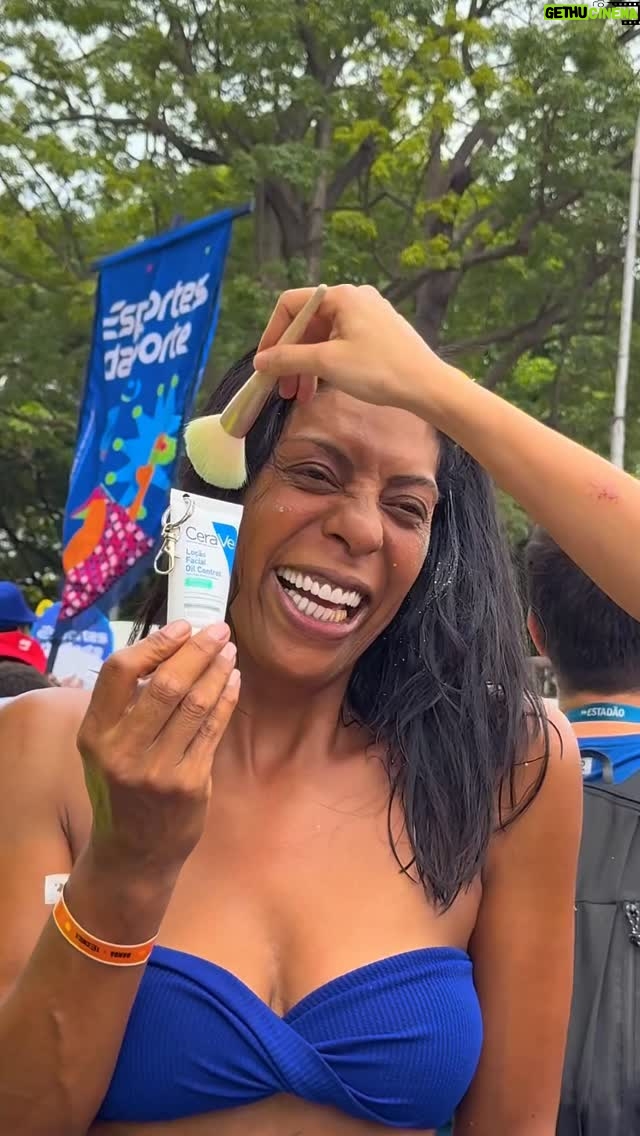 Márcia Fu - 296 Likes - Eu fui pro bloquinho, puxei coro, dancei, suei, abracei geral… e minha pele? Plena. 💅✨

No meio do fervo eu já sabia: a Loção Facial Oil Control da @ceravebrasil não me abandona. Hidrata, controla a oleosidade e segura o glow do começo ao fim do bloco.

Porque eu entrego energia lá em cima, mas a pele continua equilibrada, hidratada e pronta pro after.

🎶 “Pele bem tratada e hidratada só com CeraVe, ô ô…” 🎶

#TragoSuaCaraMetade #CeraVeAwardsBR #CerAwards #CeraVeSkinCare #publicidade