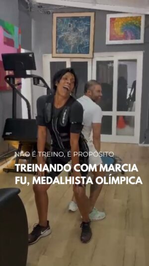 Márcia Fu Instagram - Dar um treino para Márcia Fu, medalhista olímpica e uma mulher cuja história inspira gerações, é mais do que trabalho: é propósito.
Ela foi uma das pessoas que me fizeram acreditar, de verdade, que o esporte transforma vidas.
Hoje, poder aplicar técnicas de eletroestimulação de corpo inteiro com a marca Wiemspro em alguém que representa tanto é uma honra imensa.
Falamos de performance, sim — mas principalmente de qualidade de vida, longevidade, autonomia e do envelhecer com sabedoria, força e dignidade.
Márcia, você é uma verdadeira queen.
Sou seu fã, admiro profundamente sua trajetória e amo estar com você nesse processo de manter o corpo ativo, forte e preparado para tudo o que ainda está por vir. ✨