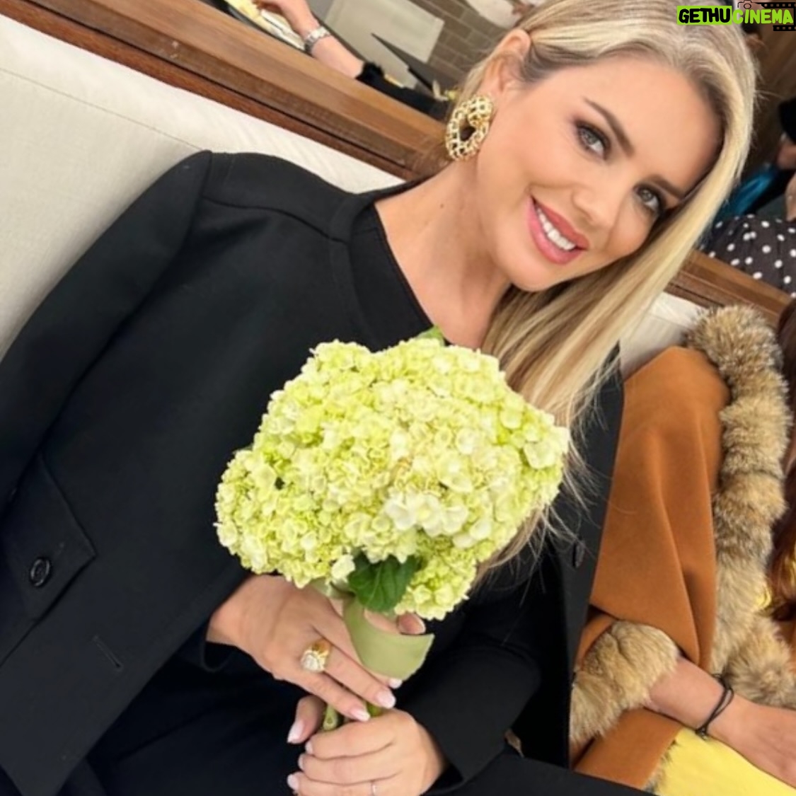 Mari Alexandre - 12.3K Likes - Nada é definitivo,apenas o amor de Deus que é capaz de sarar todas as feridas.
Te amo meu Deus! 
🤎