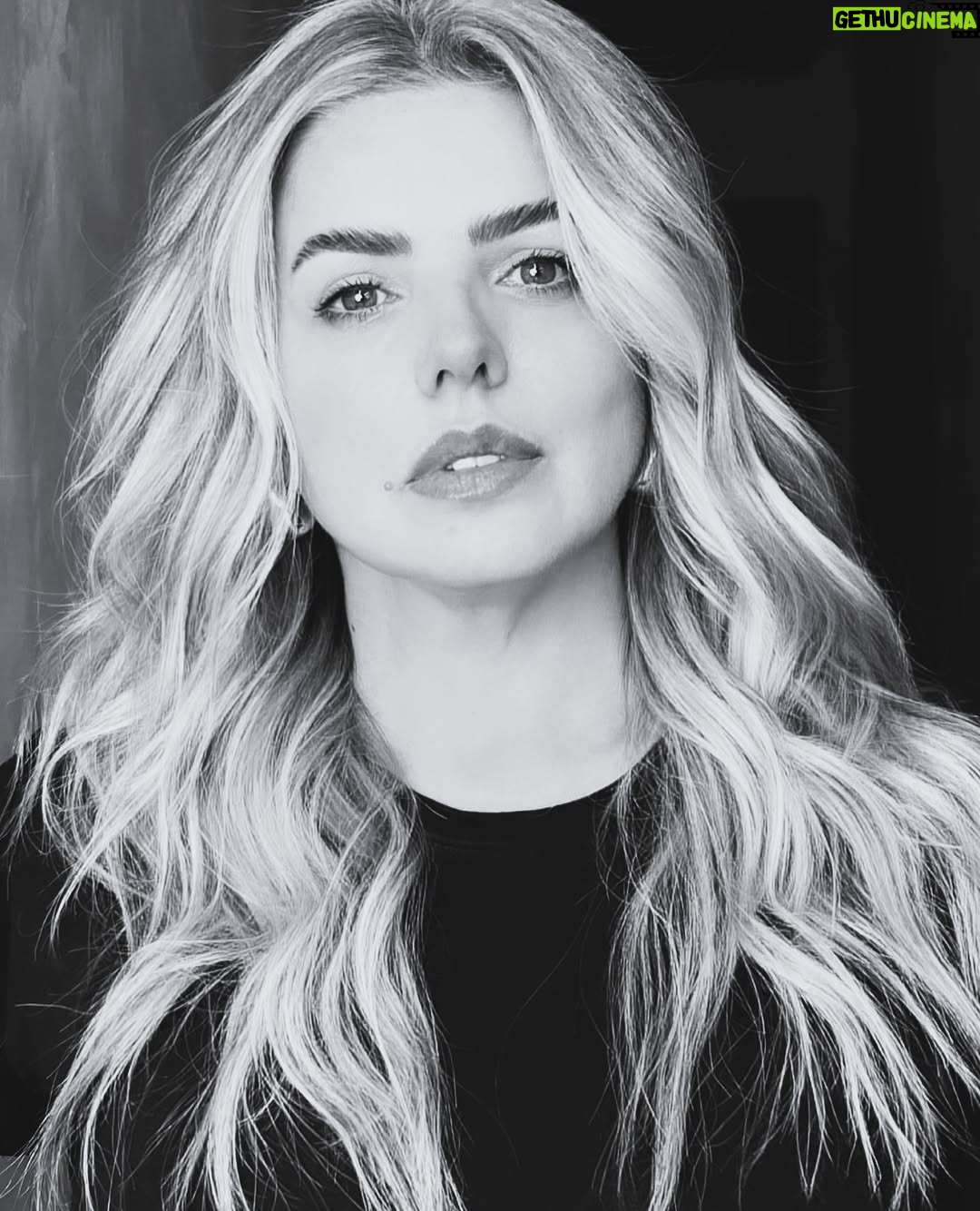 Mari Alexandre - 7.4K Likes - Bom dia, piscianos(as).
Bom dia meus seguidores e visitantes. 
Em um mundo onde “as pessoas não tem empatia pelo próximo”que tal estimular todo esse aspecto do seu signo? 
Se coloque no lugar das pessoas que cruzarem seu caminho nesse dia e explore o melhor da bondade.
Nessa Quinta-feira Santa,faça o dia de alguém mais especial.

Deus é amor!!!!