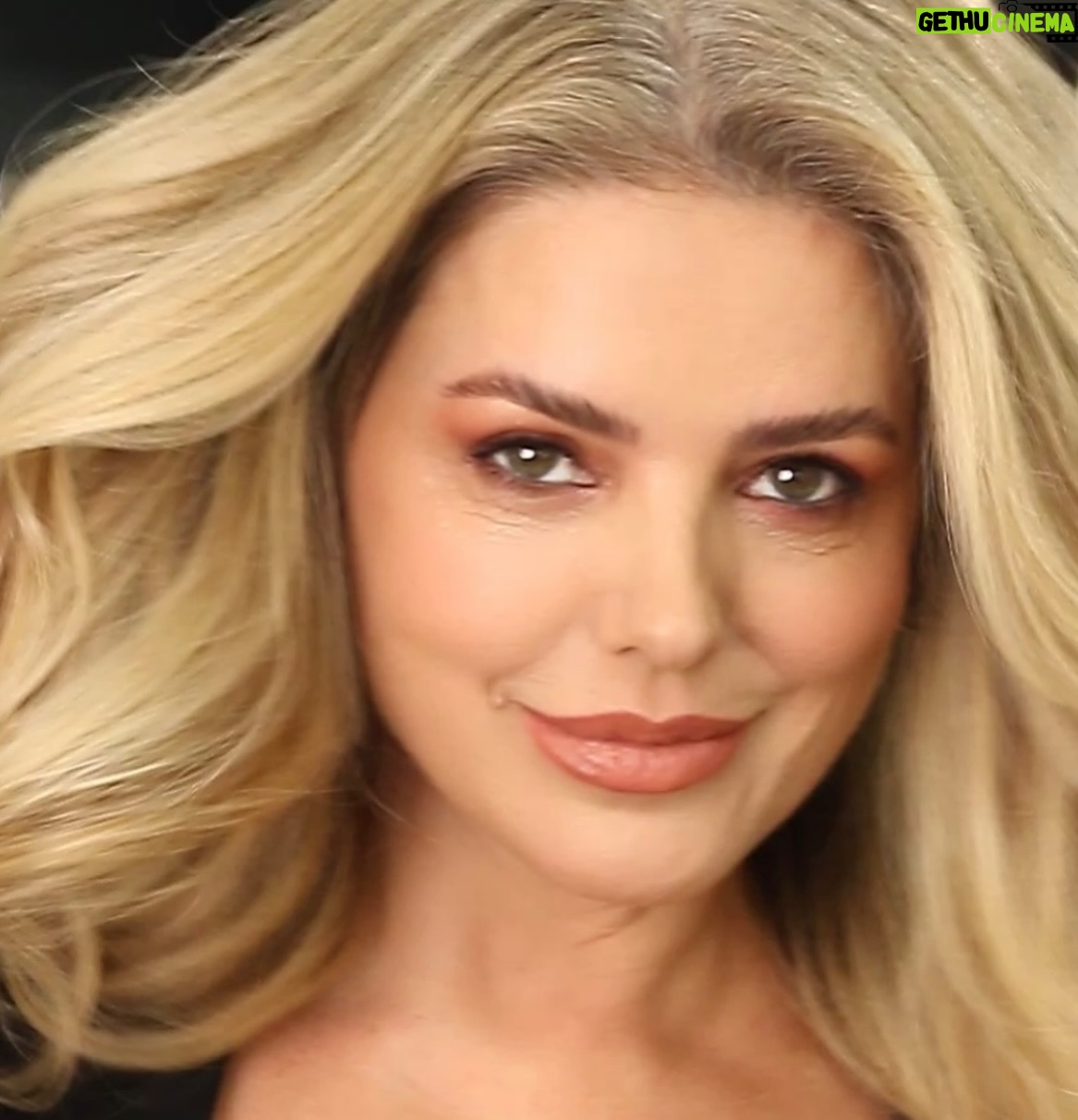 Mari Alexandre - 6.6K Likes - Dia de fazer a minha #browlamination com o melhor @wildsonlopes e ainda sai com uma bela make.
Cabelos cortei as pontinhas com nosso amado e maravilhoso @marcoscintra_ que arrasa SEMPRE. 
As fotos e videos ficaram por conta desse lindo e ótimo profissional de cabelos @biza_santos 
Todos do melhor salão @theartsalon_ 
Amo!!!!