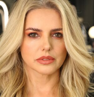 Mari Alexandre Instagram - Dia de fazer a minha #browlamination com o melhor @wildsonlopes e ainda sai com uma bela make.
Cabelos cortei as pontinhas com nosso amado e maravilhoso @marcoscintra_ que arrasa SEMPRE. 
As fotos e videos ficaram por conta desse lindo e ótimo profissional de cabelos @biza_santos 
Todos do melhor salão @theartsalon_ 
Amo!!!!