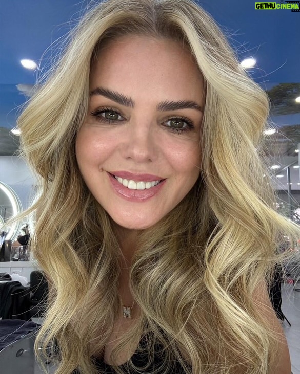 Mari Alexandre - 10.2K Likes - Protege-me como a menina dos teus olhos,esconde-me à sombra das tuas asas!
(Salmos 17:8)