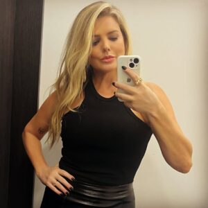Mari Alexandre Instagram - Não fique com medo de começar de novo.
Desta vez você não está começando do zero…
Você está começando da experiência!

(@sobrediario)

#deusnocomandosempre
