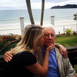 Mari Alexandre Instagram - Eu queria que o céu tivesse horário de visita ,porque a saudade é enorme PAI . 
Hoje é o seu aniversário ,e o céu está em festa ,aqui estou lembrando do Sr como sempre com muito carinho e amor . 

Te amo eternamente !!!

#paiamoreterno 
#deusnocomando