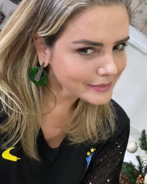 Mari Alexandre Instagram - Se a vida não ficar mais fácil ,trate de ficar mais forte . 

E assim seguimos com Deus sempre !!!! 🤍

#queiraobem 
#oamorvence 
#deusébomotempotodo