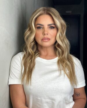 Mari Alexandre Instagram - “Beleza digna de uma tela! 🌟 
Para essa produção, trouxe a essência natural de @mari_alexandre10 com uma make leve e iluminada, realçando seus traços únicos. O cabelo foi pensado para complementar o look, destacando toda a elegância e versatilidade, por @marcoscintra 
@theartsalon_ 
#wildsonlopes 
#theartsalon