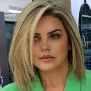 Mari Alexandre Instagram - Ele arrasa demais @marcoscintra_  @theartsalon_ 🧡

#mexas
#novacor 
#blondehair 
#theartsalon