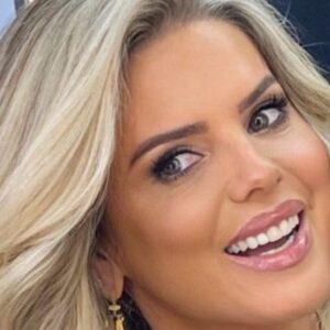 Mari Alexandre Instagram - Sorria, embora seu coração esteja doendo
Sorria, mesmo que ele esteja partido
Quando há nuvens no céu
Você sobreviverá...

Se você apenas sorrir
Com seu medo e tristeza
Sorria e talvez amanhã
Você verá o sol vir brilhando para você...

Ilumine sua face com alegria
Esconda todo rastro de tristeza
Embora uma lágrima possa estar tão próxima
Este é o momento que você tem que continuar tentando

Sorria, pra que serve o choro?
Você descobrirá que a vida ainda vale a pena
Se você apenas sorrir...

#otimofinaldedomingo 
#marialexandre 
#sorria 
#deusnocomando 

(John Turner e Geoffrey Parsons)