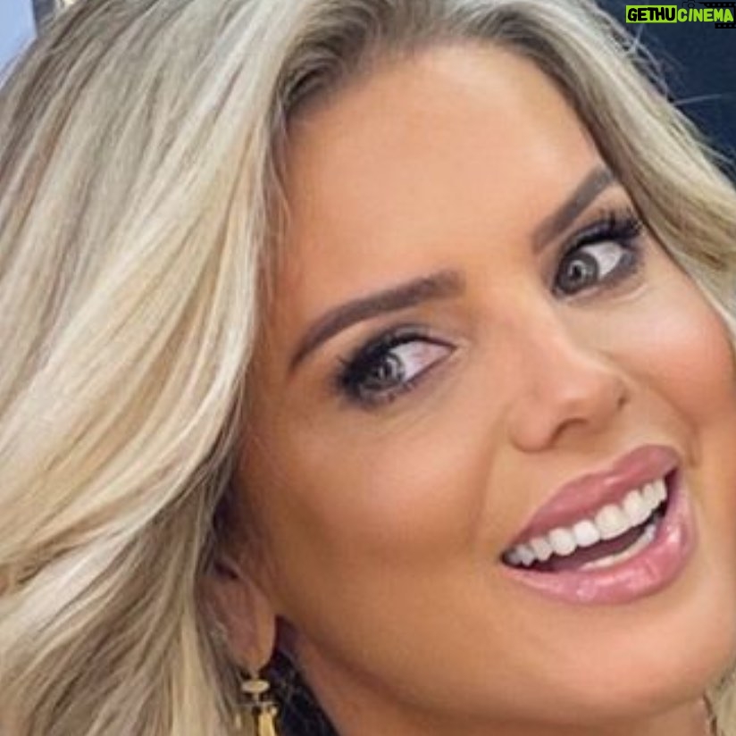 Mari Alexandre - 5.1K Likes - Sorria, embora seu coração esteja doendo
Sorria, mesmo que ele esteja partido
Quando há nuvens no céu
Você sobreviverá...

Se você apenas sorrir
Com seu medo e tristeza
Sorria e talvez amanhã
Você verá o sol vir brilhando para você...

Ilumine sua face com alegria
Esconda todo rastro de tristeza
Embora uma lágrima possa estar tão próxima
Este é o momento que você tem que continuar tentando

Sorria, pra que serve o choro?
Você descobrirá que a vida ainda vale a pena
Se você apenas sorrir...

#otimofinaldedomingo 
#marialexandre 
#sorria 
#deusnocomando 

(John Turner e Geoffrey Parsons)