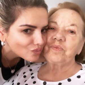 Mari Alexandre Instagram - Querida e amada MÃE espero que a sra esteja me observando aí de cima .

Eu não posso te ver ,mas posso te sentir , aquele cheirinho de mãe que jamais vou esquecer .Aquele sorriso chegando na sala me dando bom dia ,me abraçando já toda arrumadinha e segurando a bolsinha (que ng podia pegar)indo tomar o café da manhã . (Toda linda)🌸

#3anos se passaram e a saudade só aumenta . 

Te amo pra sempre !