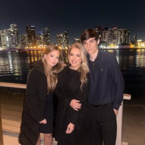 Mari Alexandre Instagram - Meu filho,minha sobrinha e mil histórias pra contar.
Companheiros incríveis de viagem!!!
Amo!
🤎