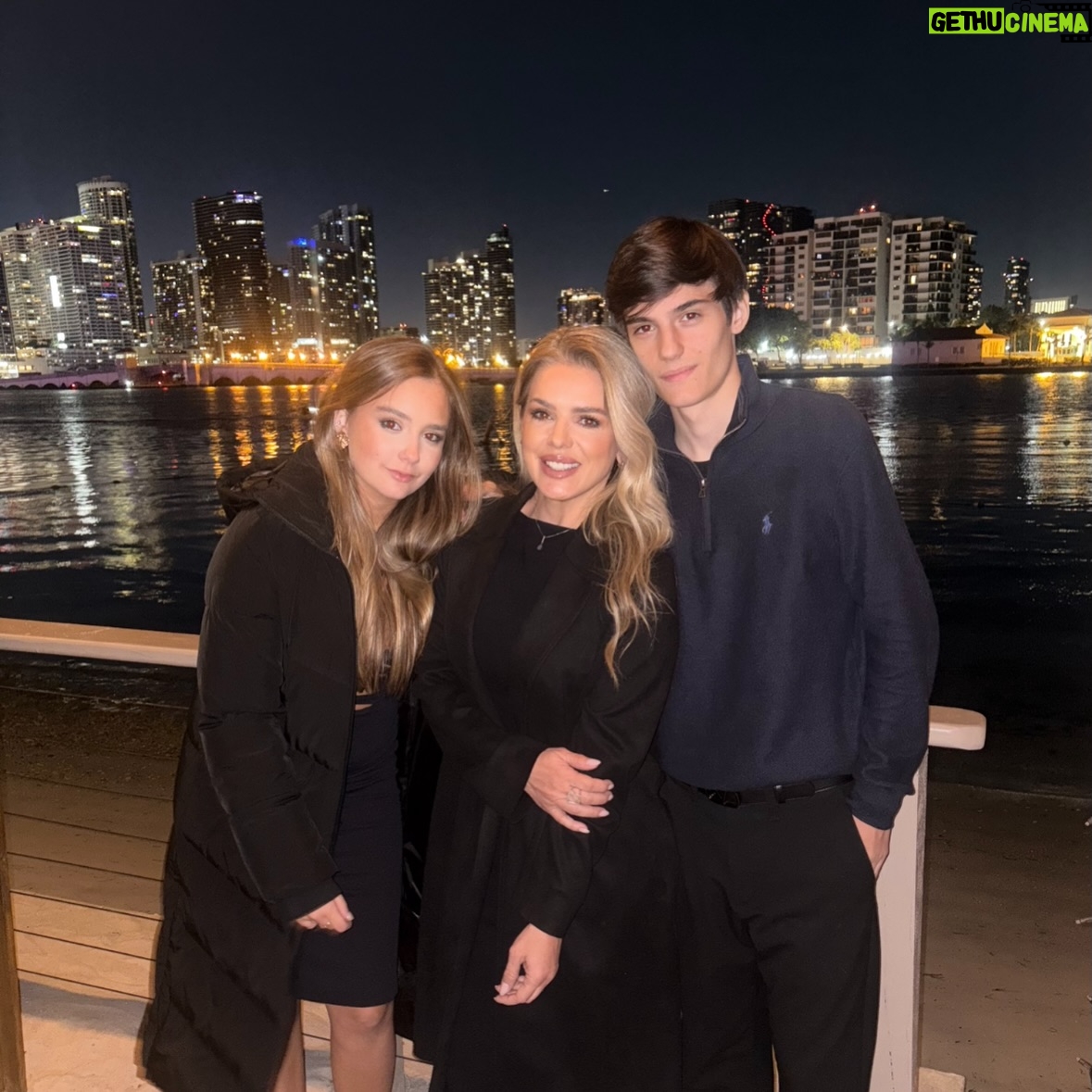 Mari Alexandre - 15.1K Likes - Meu filho,minha sobrinha e mil histórias pra contar.
Companheiros incríveis de viagem!!!
Amo!
🤎