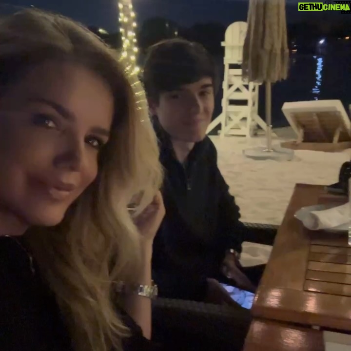 Mari Alexandre - 15.1K Likes - Meu filho,minha sobrinha e mil histórias pra contar.
Companheiros incríveis de viagem!!!
Amo!
🤎