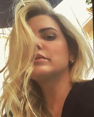 Mari Alexandre Instagram - Eu habito o mundo dos sonhos .
Vivo tudo com sensibilidade e imaginação .

Prazer ,Pisciana com muito orgulho !!!! 

#pisciana 🧿
#dialindo 
#deusnocomando