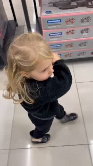 Mari Alexandre Instagram - Ela adora o véio da Havan. 
Ama passear nas lojas da Havan. 
Foi lá e perguntou se o véio da havan estava. Infelizmente não estava lá.
Aí por coincidência a prima dela @pietraschaefer encontrou @lucianohangbr e ele enviou um video pra ela. 
Ela amou!
Ficamos muito gratos dela receber um video dessa simpatia que é o véio da Havan.
#serenalopes Filha da minha sobrinha e afilhada @mariellopes @tentazionedoces 
Amo vocês!!!
#véiodahavan