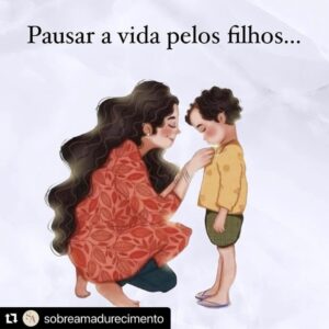 Mari Alexandre Instagram - Achei lindo esse texto e muito verdadeiro ,resolvi repostar !!! 
#Repost @sobreamadurecimento with @use.repost
・・・
Pausar a vida pelos filhos...

Hoje tomei meu café e fiquei pensando em quantas vezes, desde que me tornei mãe, já escutei a frase “não pause sua vida pelos filhos, pois eles um dia crescem”; como uma forma disfarçada de menosprezar a dedicação materna.

Cria-se o filho pro mundo, todo mundo diz. As asas, as benditas asas. Eu sei, você sabe. Não pausar a vida. Ideia curiosa essa já que ser mãe é viver eternamente de pausas.

Por 9 meses, pausa o vinho.
Por aproximadamente 40 dias se pausa a vida sexual. Por muitas e muitas noites pausa o sono , pausam a reunião de trabalho, a ligação importante, a oportunidade profissional. Pausa a poupança, porque juntar dinheiro fica difícil.
A gente pausa as refeições e os banhos. Pausa os planos de viagens, as saídas com as amigas, as idas ao cabeleireiro.

A gente pausa o coração na preocupação e pausa a própria vida pra respirar a deles. Criar para o mundo. O que isso seria?

Suponho que minha mãe me criou “para o mundo,” sempre me dando asas. Fui conquistar esse mundão para o qual a minha mãe me criou.

Mas a verdade é que eu nunca deixei de ser dela. Um pedaço dela. Um produto dela. Então eu penso, enquanto tomo meu café com lágrimas e amargo as saudades que sinto da minha mãe, que filhos não são do mundo. Nossos filhos são nossos! Eles vieram da gente e voltam pra gente de novo e de novo.

Mesmo estando longe, eles são nossos. Nossos pedaços. Nossos produtos. Os produtos de todas as nossas pausas. Porque é na pausa que fortalecemos o vínculo, é na pausa que construímos as memórias. É no pausar da vida, nesse incessante viver pelo outro, em meio às dores e sacrifícios que, como mulheres, muitas vezes nos vemos plenas; e mais do que isso, nos vemos mães. Se você leu até aqui quero te convidar a conhecer o novo perfil criado exclusivamente para todos vocês, sigam @menosansioso 🧡
-
Texto: @feymarques 
Via: liliamnunes