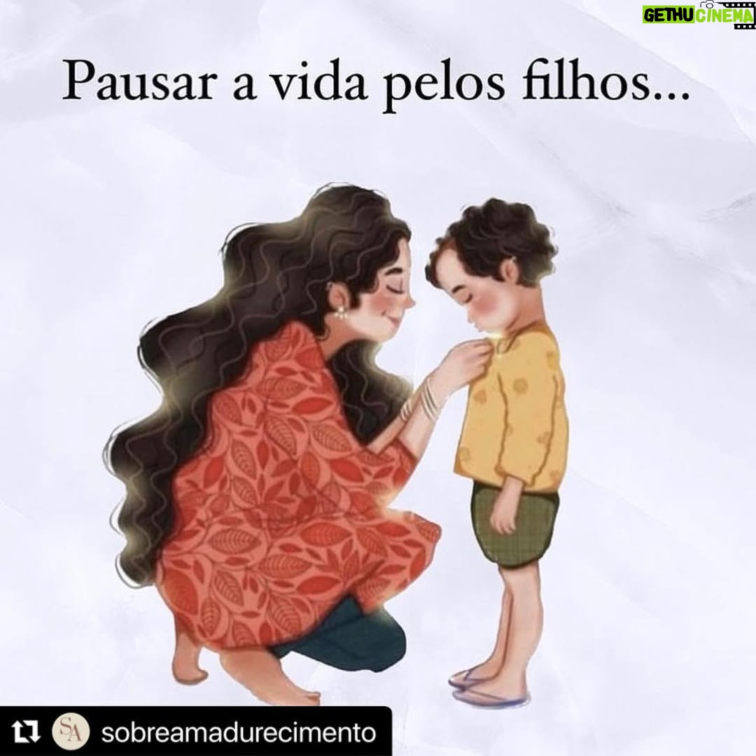 Mari Alexandre - 3.4K Likes - Achei lindo esse texto e muito verdadeiro ,resolvi repostar !!! 
#Repost @sobreamadurecimento with @use.repost
・・・
Pausar a vida pelos filhos...

Hoje tomei meu café e fiquei pensando em quantas vezes, desde que me tornei mãe, já escutei a frase “não pause sua vida pelos filhos, pois eles um dia crescem”; como uma forma disfarçada de menosprezar a dedicação materna.

Cria-se o filho pro mundo, todo mundo diz. As asas, as benditas asas. Eu sei, você sabe. Não pausar a vida. Ideia curiosa essa já que ser mãe é viver eternamente de pausas.

Por 9 meses, pausa o vinho.
Por aproximadamente 40 dias se pausa a vida sexual. Por muitas e muitas noites pausa o sono , pausam a reunião de trabalho, a ligação importante, a oportunidade profissional. Pausa a poupança, porque juntar dinheiro fica difícil.
A gente pausa as refeições e os banhos. Pausa os planos de viagens, as saídas com as amigas, as idas ao cabeleireiro.

A gente pausa o coração na preocupação e pausa a própria vida pra respirar a deles. Criar para o mundo. O que isso seria?

Suponho que minha mãe me criou “para o mundo,” sempre me dando asas. Fui conquistar esse mundão para o qual a minha mãe me criou.

Mas a verdade é que eu nunca deixei de ser dela. Um pedaço dela. Um produto dela. Então eu penso, enquanto tomo meu café com lágrimas e amargo as saudades que sinto da minha mãe, que filhos não são do mundo. Nossos filhos são nossos! Eles vieram da gente e voltam pra gente de novo e de novo.

Mesmo estando longe, eles são nossos. Nossos pedaços. Nossos produtos. Os produtos de todas as nossas pausas. Porque é na pausa que fortalecemos o vínculo, é na pausa que construímos as memórias. É no pausar da vida, nesse incessante viver pelo outro, em meio às dores e sacrifícios que, como mulheres, muitas vezes nos vemos plenas; e mais do que isso, nos vemos mães. Se você leu até aqui quero te convidar a conhecer o novo perfil criado exclusivamente para todos vocês, sigam @menosansioso 🧡
-
Texto: @feymarques 
Via: liliamnunes