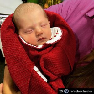 Mari Alexandre Instagram - Sem palavras pra descrever tamanha emoção . Ela é um encanto . Faço das suas palavras @rafaelaschaefer as minhas . 
Meu presente de aniversário 19/03/2023 .
#Repost @rafaelaschaefer with @use.repost
・・・
Estamos extasiados de amor pela nossa SERENA que veio de surpresa para alegrar ainda mais nossa família… quanta felicidade o clã da Dna Otilia representando nesse mundão… seja bem vinda meu amor somos só amor e felicidade com a sua chegada. Te amamos obrigada @mariellopes e @jonas.cani ❤️