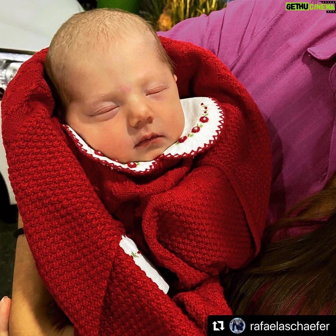Mari Alexandre - 4.7K Likes - Sem palavras pra descrever tamanha emoção . Ela é um encanto . Faço das suas palavras @rafaelaschaefer as minhas . 
Meu presente de aniversário 19/03/2023 .
#Repost @rafaelaschaefer with @use.repost
・・・
Estamos extasiados de amor pela nossa SERENA que veio de surpresa para alegrar ainda mais nossa família… quanta felicidade o clã da Dna Otilia representando nesse mundão… seja bem vinda meu amor somos só amor e felicidade com a sua chegada. Te amamos obrigada @mariellopes e @jonas.cani ❤️