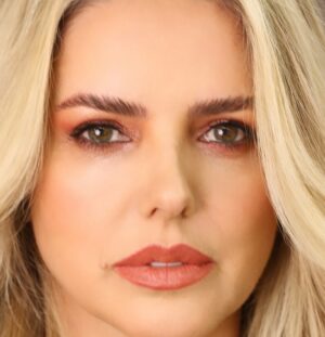 Mari Alexandre Instagram - Dia de fazer a minha #browlamination com o melhor @wildsonlopes e ainda sai com uma bela make.
Cabelos cortei as pontinhas com nosso amado e maravilhoso @marcoscintra_ que arrasa SEMPRE. 
As fotos e videos ficaram por conta desse lindo e ótimo profissional de cabelos @biza_santos 
Todos do melhor salão @theartsalon_ 
Amo!!!!