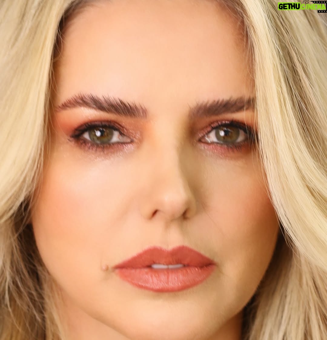 Mari Alexandre - 6.6K Likes - Dia de fazer a minha #browlamination com o melhor @wildsonlopes e ainda sai com uma bela make.
Cabelos cortei as pontinhas com nosso amado e maravilhoso @marcoscintra_ que arrasa SEMPRE. 
As fotos e videos ficaram por conta desse lindo e ótimo profissional de cabelos @biza_santos 
Todos do melhor salão @theartsalon_ 
Amo!!!!