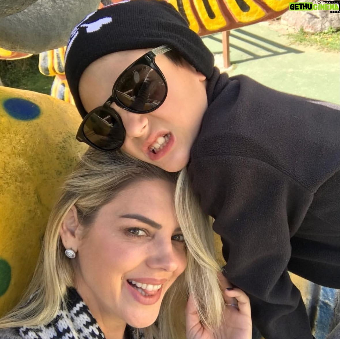 Mari Alexandre - 48K Likes - “Meu coração anda fora do peito há 17 anos. Feliz vida,meu filho.!”

Você é luz!
Você é o amor da minha vida!
Você é o meu maior presente!
Você é coragem,personalidade e caráter.
Você é minha é minha maior conquista!
Feliz aniversário amor da minha vida!!!
Deus abençõe e proteja seus passos por onde passar.
“Te amo infinito e além.!”
@zaionalexandreoficial