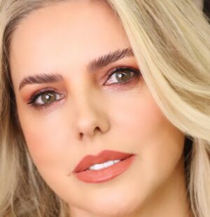 Mari Alexandre Instagram - Dia de fazer a minha #browlamination com o melhor @wildsonlopes e ainda sai com uma bela make.
Cabelos cortei as pontinhas com nosso amado e maravilhoso @marcoscintra_ que arrasa SEMPRE. 
As fotos e videos ficaram por conta desse lindo e ótimo profissional de cabelos @biza_santos 
Todos do melhor salão @theartsalon_ 
Amo!!!!
