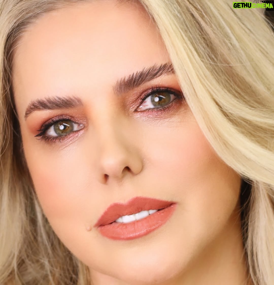 Mari Alexandre - 6.6K Likes - Dia de fazer a minha #browlamination com o melhor @wildsonlopes e ainda sai com uma bela make.
Cabelos cortei as pontinhas com nosso amado e maravilhoso @marcoscintra_ que arrasa SEMPRE. 
As fotos e videos ficaram por conta desse lindo e ótimo profissional de cabelos @biza_santos 
Todos do melhor salão @theartsalon_ 
Amo!!!!