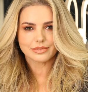 Mari Alexandre Instagram - Dia de fazer a minha #browlamination com o melhor @wildsonlopes e ainda sai com uma bela make.
Cabelos cortei as pontinhas com nosso amado e maravilhoso @marcoscintra_ que arrasa SEMPRE. 
As fotos e videos ficaram por conta desse lindo e ótimo profissional de cabelos @biza_santos 
Todos do melhor salão @theartsalon_ 
Amo!!!!