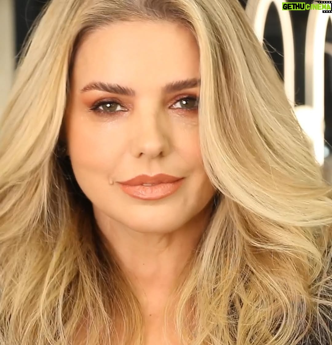 Mari Alexandre - 6.6K Likes - Dia de fazer a minha #browlamination com o melhor @wildsonlopes e ainda sai com uma bela make.
Cabelos cortei as pontinhas com nosso amado e maravilhoso @marcoscintra_ que arrasa SEMPRE. 
As fotos e videos ficaram por conta desse lindo e ótimo profissional de cabelos @biza_santos 
Todos do melhor salão @theartsalon_ 
Amo!!!!
