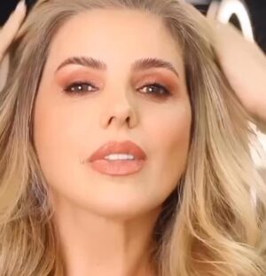 Mari Alexandre Instagram - Dia de fazer a minha #browlamination com o melhor @wildsonlopes e ainda sai com uma bela make.
Cabelos cortei as pontinhas com nosso amado e maravilhoso @marcoscintra_ que arrasa SEMPRE. 
As fotos e videos ficaram por conta desse lindo e ótimo profissional de cabelos @biza_santos 
Todos do melhor salão @theartsalon_ 
Amo!!!!