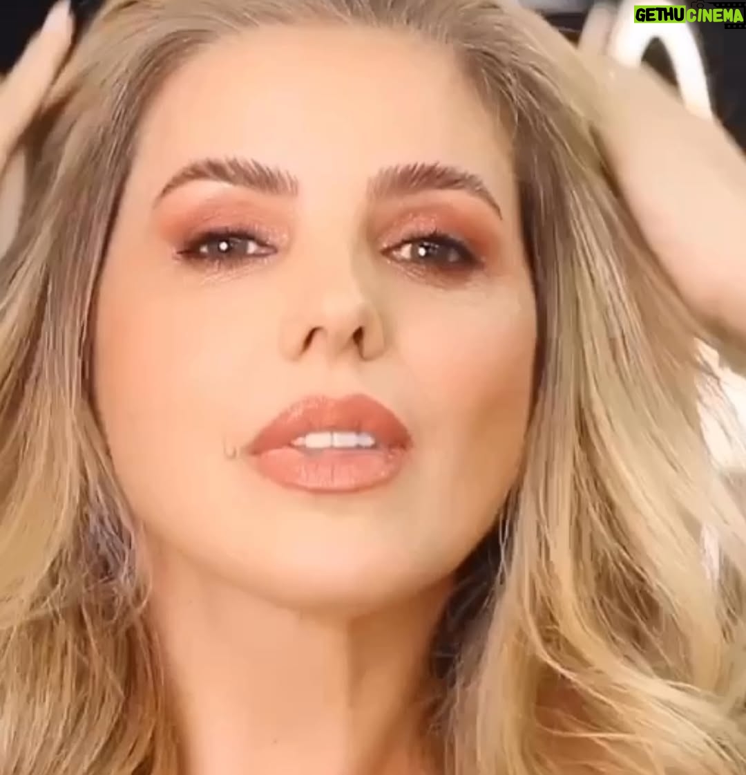 Mari Alexandre - 6.6K Likes - Dia de fazer a minha #browlamination com o melhor @wildsonlopes e ainda sai com uma bela make.
Cabelos cortei as pontinhas com nosso amado e maravilhoso @marcoscintra_ que arrasa SEMPRE. 
As fotos e videos ficaram por conta desse lindo e ótimo profissional de cabelos @biza_santos 
Todos do melhor salão @theartsalon_ 
Amo!!!!