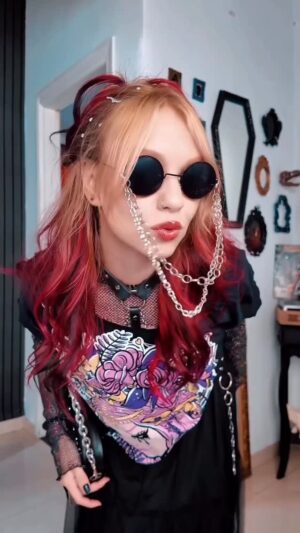 MariMoon Instagram - Lookinho para o @lollapaloozabr aprovado??? Estou indo com a coleção incrível da @marimoon   @lojareversa : camiseta💗bota 💗saia 💗 a saiona não é da coleção, mas é da reversa tbm ok??? Use meu cupão: AGGYMOON💗

QUEM EU ENCONTRO HOJE PRA GENTE GEMER AO SOM DE DEFTONES????? Aaaaaaaaaaaaaa

#marimoon #reversa #lookinspiracao #lollabr #lollapalooza