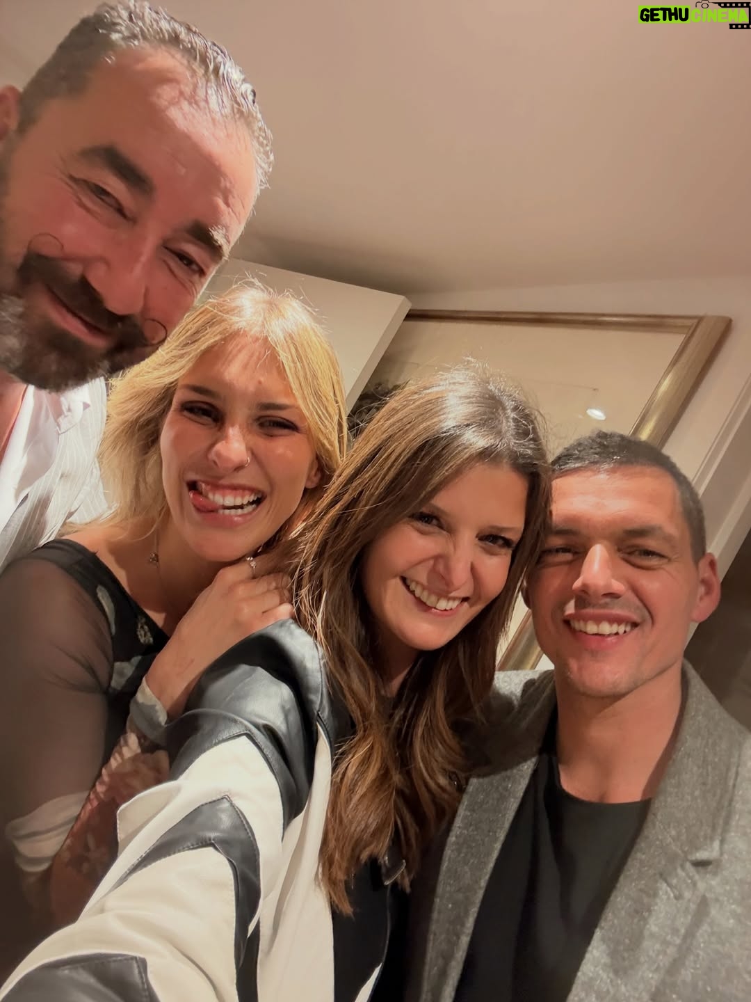 Maria Botelho Moniz - 50.9K Likes - Todos um bocadinho meus. Para sempre! ♥️
Vejam no último vídeo o presente lindo que o Filipe me deu que me deixou de queixo caído e lágrimas nos olhos 🥺