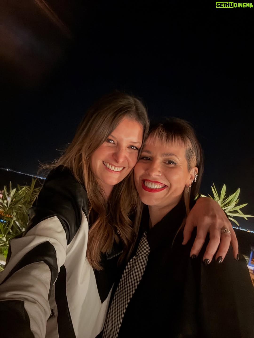 Maria Botelho Moniz - 50.9K Likes - Todos um bocadinho meus. Para sempre! ♥️
Vejam no último vídeo o presente lindo que o Filipe me deu que me deixou de queixo caído e lágrimas nos olhos 🥺