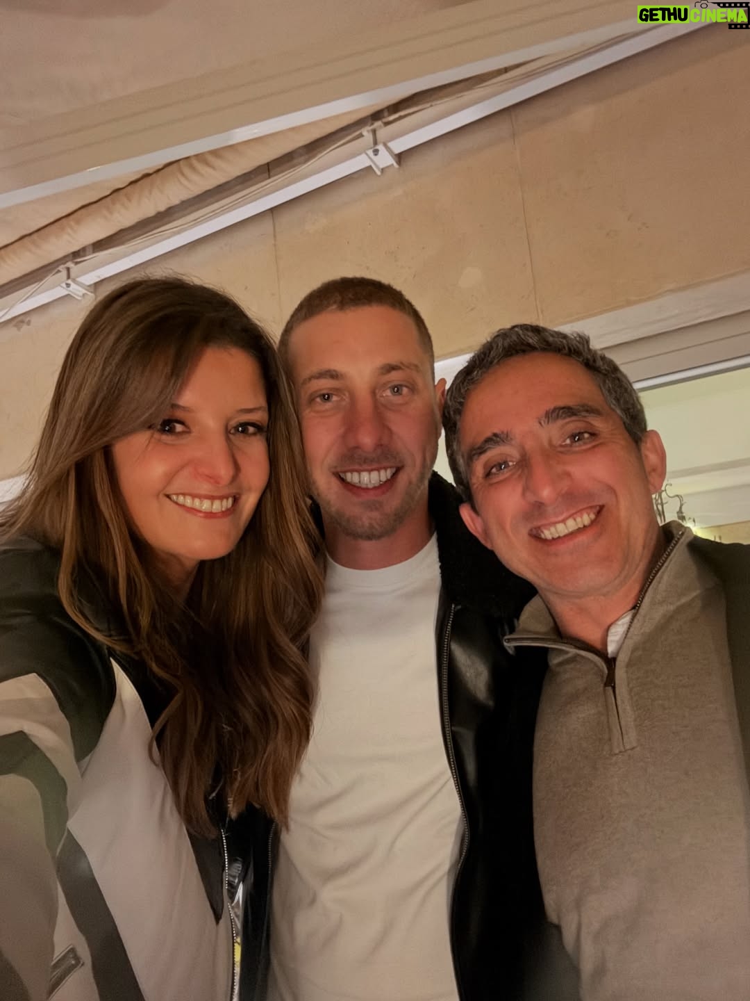 Maria Botelho Moniz - 50.9K Likes - Todos um bocadinho meus. Para sempre! ♥️
Vejam no último vídeo o presente lindo que o Filipe me deu que me deixou de queixo caído e lágrimas nos olhos 🥺