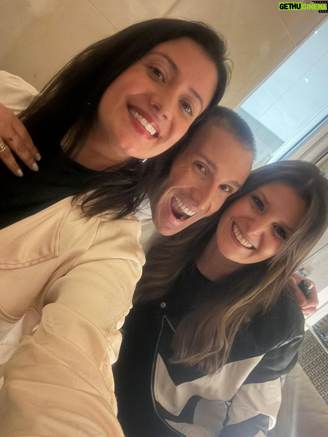 Maria Botelho Moniz - 50.9K Likes - Todos um bocadinho meus. Para sempre! ♥️
Vejam no último vídeo o presente lindo que o Filipe me deu que me deixou de queixo caído e lágrimas nos olhos 🥺