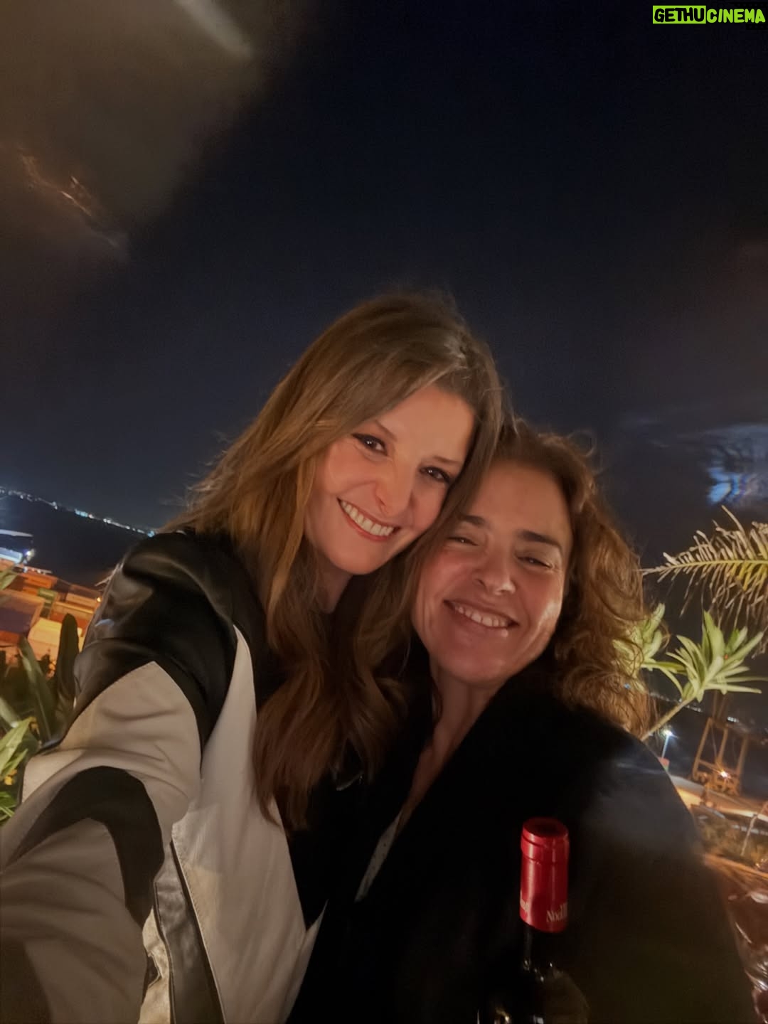 Maria Botelho Moniz - 50.9K Likes - Todos um bocadinho meus. Para sempre! ♥️
Vejam no último vídeo o presente lindo que o Filipe me deu que me deixou de queixo caído e lágrimas nos olhos 🥺