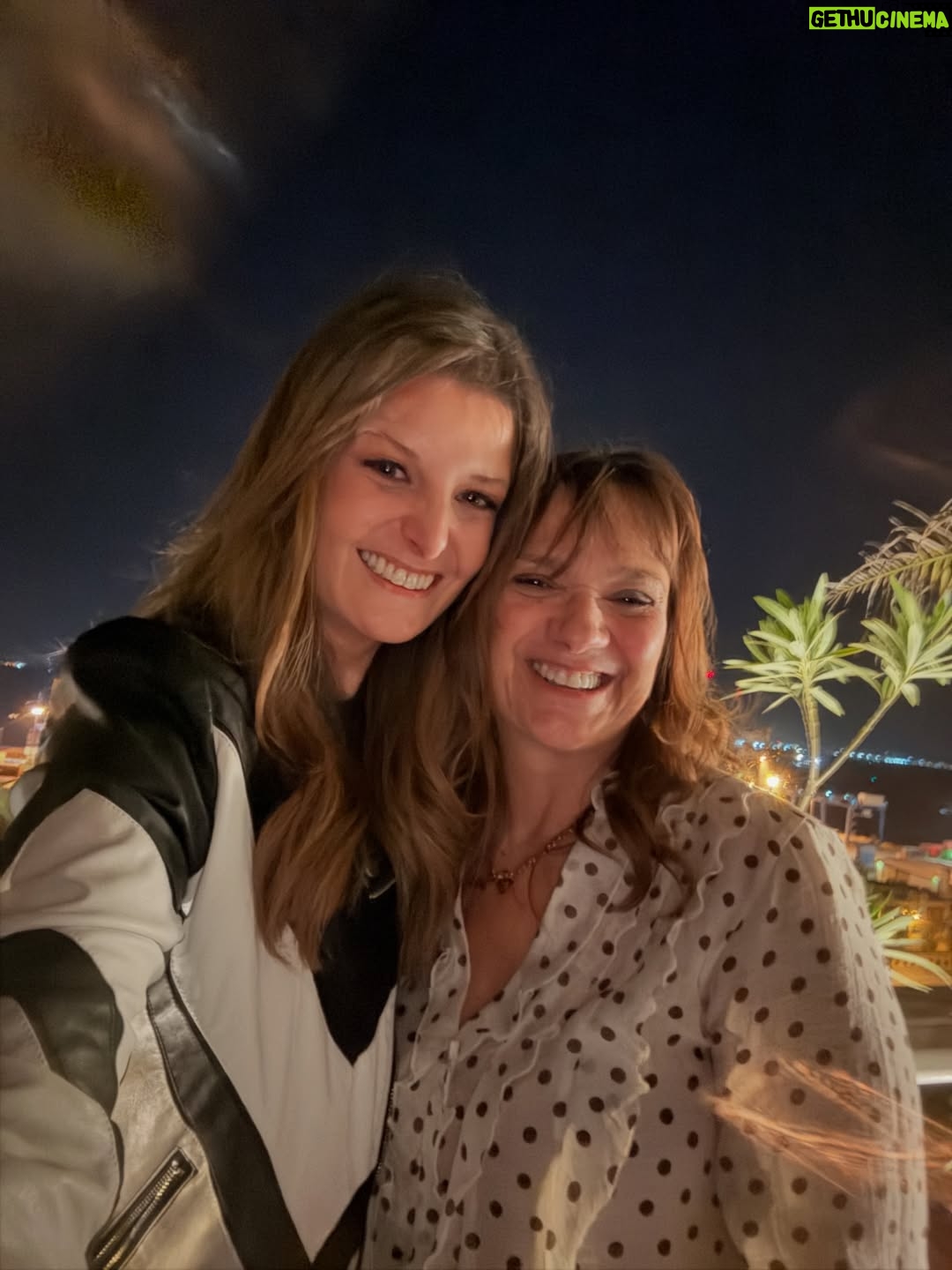 Maria Botelho Moniz - 50.9K Likes - Todos um bocadinho meus. Para sempre! ♥️
Vejam no último vídeo o presente lindo que o Filipe me deu que me deixou de queixo caído e lágrimas nos olhos 🥺