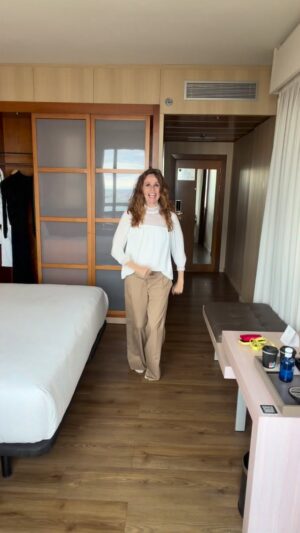 María Castro Instagram - Pues de Cenicienta a guerrera en una tarde! Jajajjaja
La cosa es esta… yo quiero estar en Málaga, y quiero estar en la fiesta del cine español, y tamb me quiero comer un espeto, y también quiero abrazar a su gente, que tan fuerte abraza a nuestro cine…. 

Pero también quiero dormir en mi casa, y ver una peli de sábado, y dar una teta o las dos esta noche, y desayunar mañana a “primerísima” hora de domingo con ellas (porque estas niñas no perdonan el madrugón)y estar…

Que podía dormir en Málaga?Sí!
Que a alguien le daba un ataque si hoy no dormía en casa?
No!
Que alguien moría de inanición si hoy no mamaba de noche? 
No! (Si ya come filetes)
Que soy un poco pesadiña con eso de llegar a todo?
Sí
E intensita eres, María? Un poco?
Pues sí tamb! Jajaja

Pero en esta vida no hay como asumirse!!!!soy así. Y esta es la vida que quiero llevar… cuando se puede, claro!
Y hoy se podía!
Avión por la mañana.
Tourné loco de maquillaje, posados, entrevistas, abrazos… cosas!
Y avión de vuelta!
Si llego o no a tiempo? Luego os lo cuento!!!

Gracias  @lancomeofficial !#publi #makeup! No solo por maquillarme, sino por las charlas que nos echamos mientras! @patricia_franco_casas  @mel_martnez @robertosiguero 
Gracias por Ali @valytyplace  por tener un vestido siempre que lleva mi nombre. 
👗@mariagorof 
💎@marinagarciaatelier
👠 @lodishoes

Gracias Sara @tandemtalent … 21 años juntas ya, y nada habría sido igual sin ti! Desde luego no habría sido tan divertido el camino. 

Y gracias @jose_manuel_villalba y Lelos, por las fotos que me enviáis desde casa, cuando estoy fuera de la mía.

Hasta el año que viene Málaga! @festivalmalaga