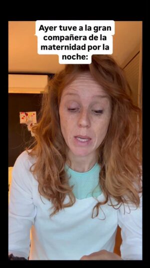 María Castro Instagram - Diario de una madre “en apuros”
Me sentí como la madre de aquel anuncio que se pasaba la noche cosiendo el traje de “Castor” cuando era de “pastor… os acordáis?
Yo en este caso, acerté… pero el calor que me entró por el cuerpo cuando a las 22 h me dijo q quería ir de Cleopatra al día siguiente, solo lo sé yo, y mi nuca!
Per qué le iba a decir…? Con la ilusión que llevaba…. Que no???
Pues la verdad, habría sido igual de buena o mala madre hiciese lo que hiciese… porque todas somos las mejores madres del mundo…
Lo importante ese elegir la que tú quieres ser, dentro de las opciones y tiempos que la vida te impone… y yo hace mucho que elegí ser esta…
La que se se sube al carro de lo que les ilusiona a ellas… la que azuza ilusión cuando a ella se les pasa… y la que lleva gafas de presbicia?!!! En parte por la edad….y en parte porque pegar goma Eva cuando el sol ya se ha ido a dormir hace mucho.

Elegid la madre que queréis ser… la cual va a  ir cambiando con las experiencias y con el tiempo…. Y a muerte con ella! 
Y si alguien decide opinar…. Es que le sobra demasiado el tiempo…. 
Yo prefiero empleo en hacer… no en deshacer al resto! 🤣