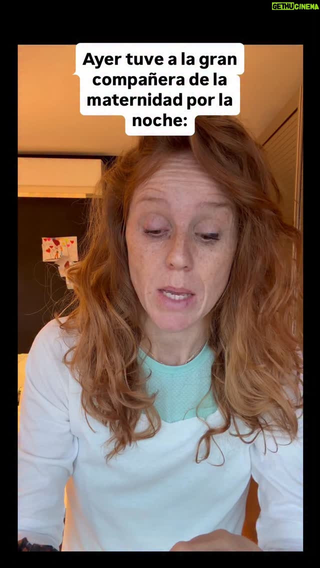 María Castro - 134.9K Likes - Diario de una madre “en apuros”
Me sentí como la madre de aquel anuncio que se pasaba la noche cosiendo el traje de “Castor” cuando era de “pastor… os acordáis?
Yo en este caso, acerté… pero el calor que me entró por el cuerpo cuando a las 22 h me dijo q quería ir de Cleopatra al día siguiente, solo lo sé yo, y mi nuca!
Per qué le iba a decir…? Con la ilusión que llevaba…. Que no???
Pues la verdad, habría sido igual de buena o mala madre hiciese lo que hiciese… porque todas somos las mejores madres del mundo…
Lo importante ese elegir la que tú quieres ser, dentro de las opciones y tiempos que la vida te impone… y yo hace mucho que elegí ser esta…
La que se se sube al carro de lo que les ilusiona a ellas… la que azuza ilusión cuando a ella se les pasa… y la que lleva gafas de presbicia?!!! En parte por la edad….y en parte porque pegar goma Eva cuando el sol ya se ha ido a dormir hace mucho.

Elegid la madre que queréis ser… la cual va a  ir cambiando con las experiencias y con el tiempo…. Y a muerte con ella! 
Y si alguien decide opinar…. Es que le sobra demasiado el tiempo…. 
Yo prefiero empleo en hacer… no en deshacer al resto! 🤣